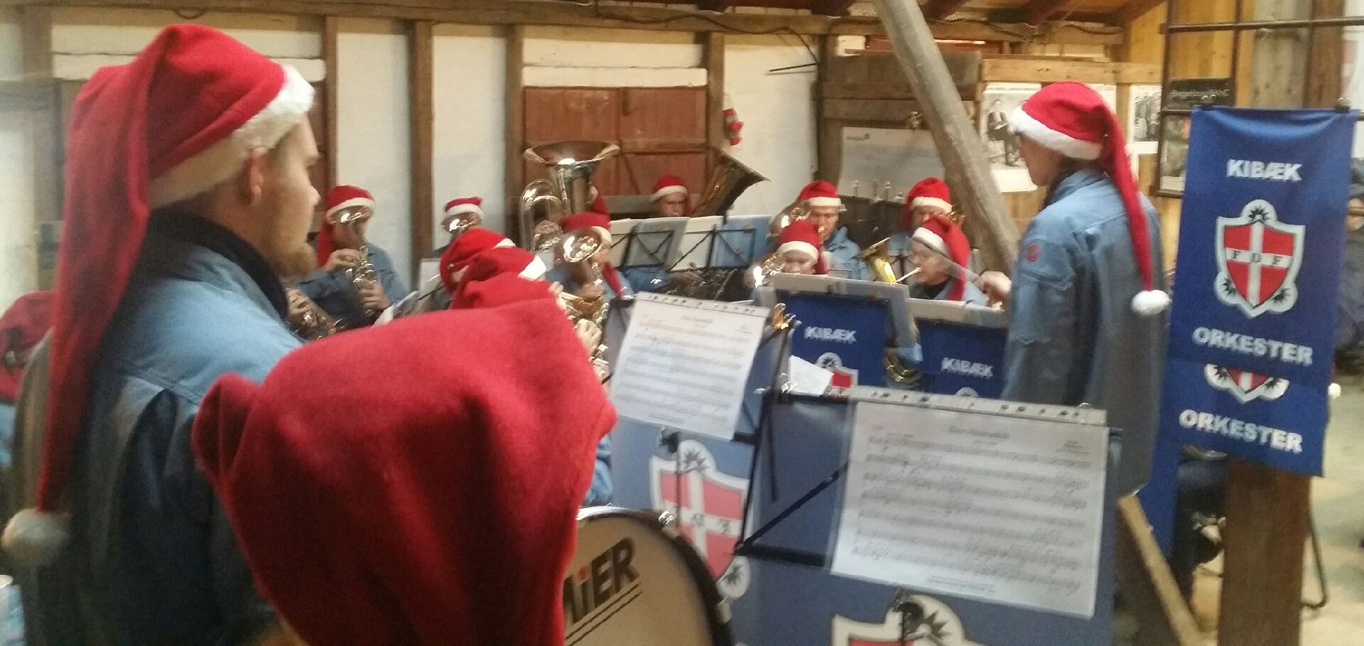 FDF-musikere med nissehuer spiller julemusik